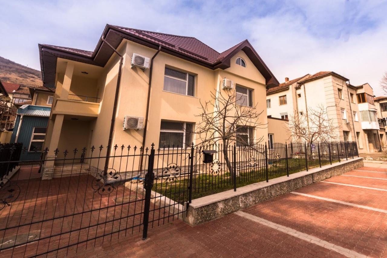 Manea Orsova Faleza Dunarii Exterior foto