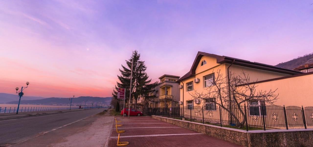 Manea Orsova Faleza Dunarii Exterior foto